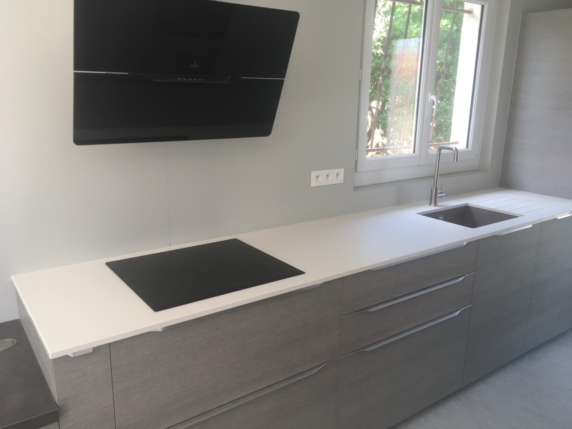 Cuisine moderne avec un plan de travail en Dekton Zenith à Bordeaux