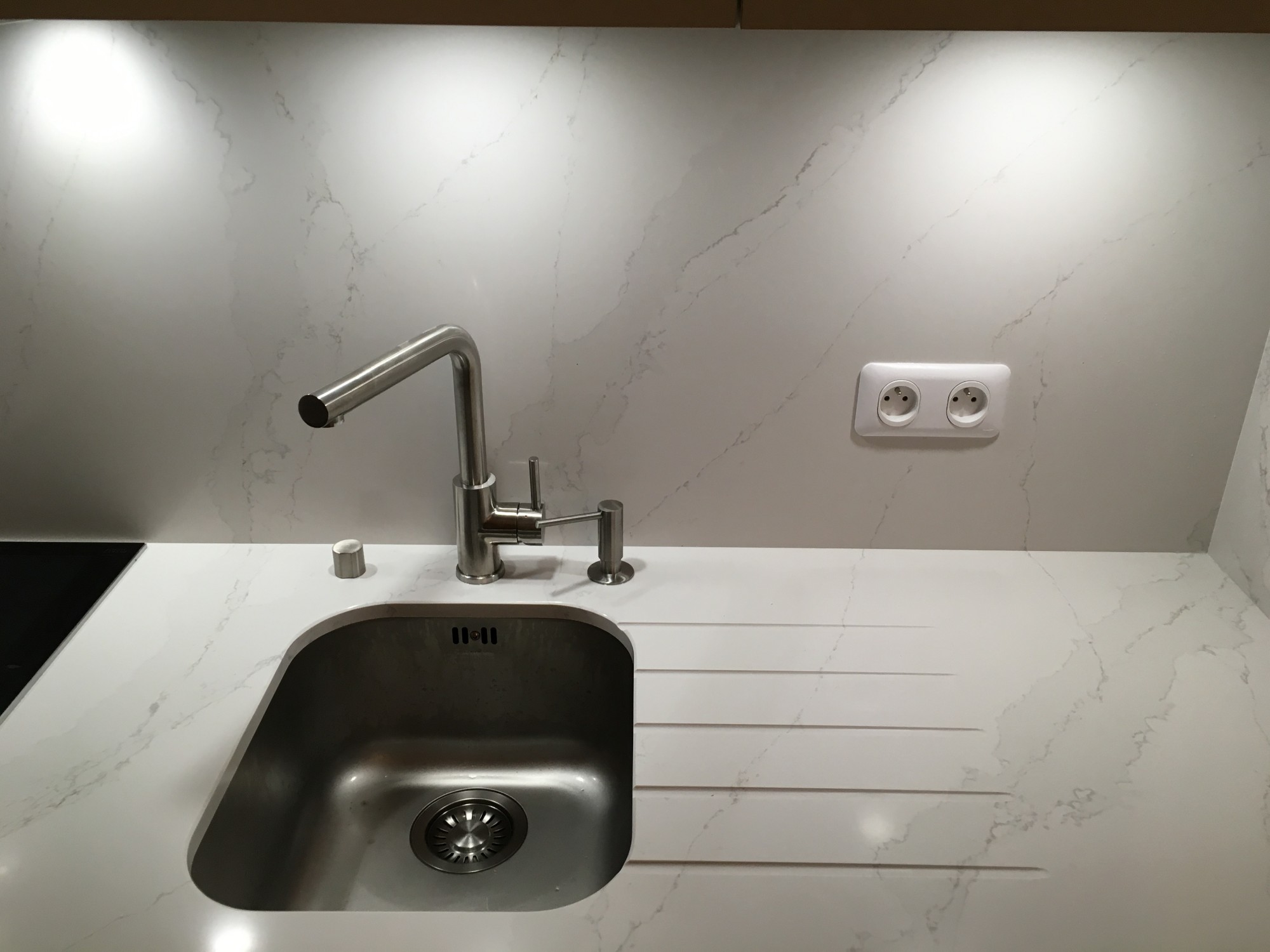 Plan de travail en quartz blanc poli avec cuve et rainurage d'égouttoir