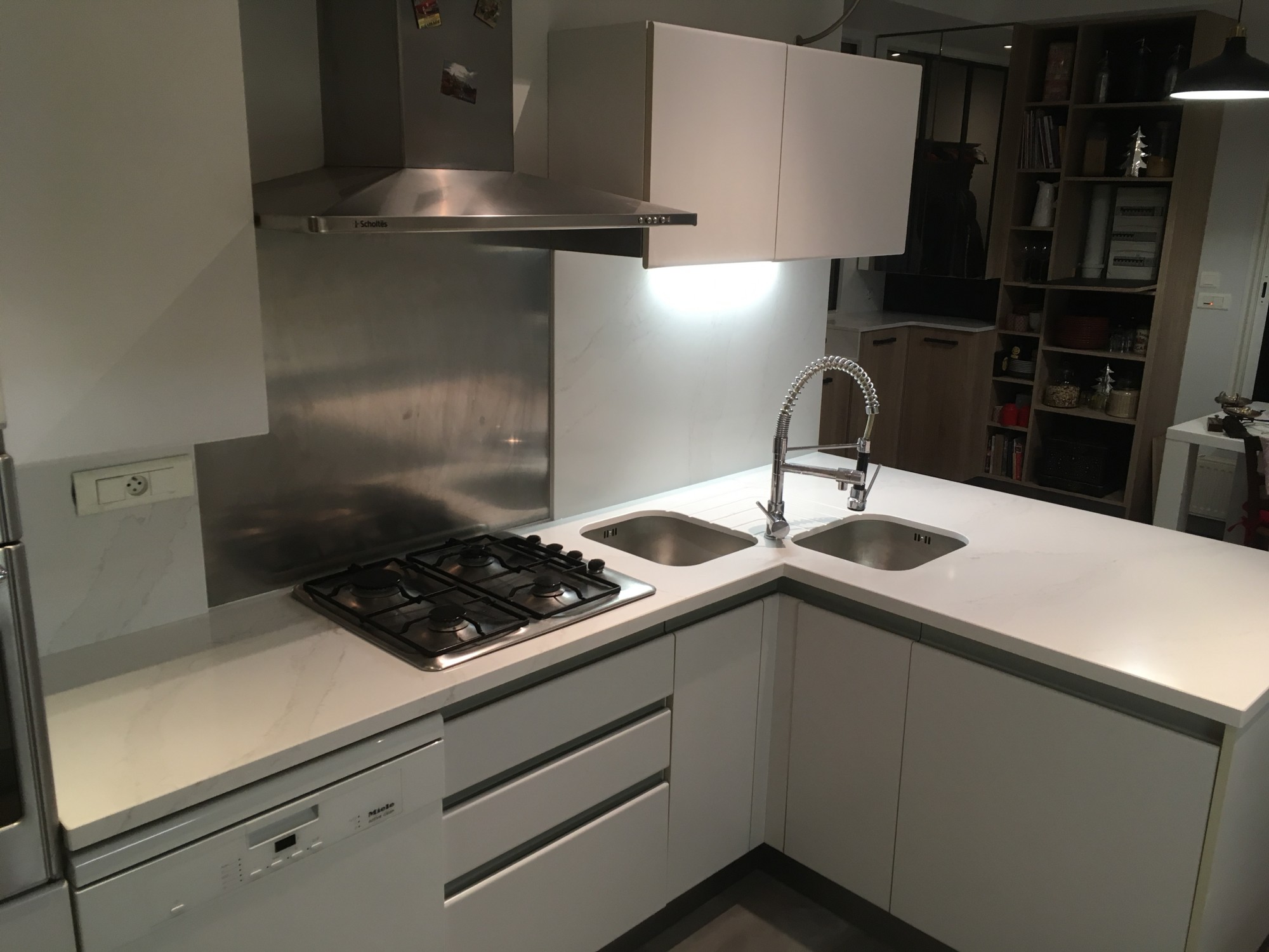 Cuisine moderne à Bordeaux réalisé par votre marbrier HM DECO à Biganos