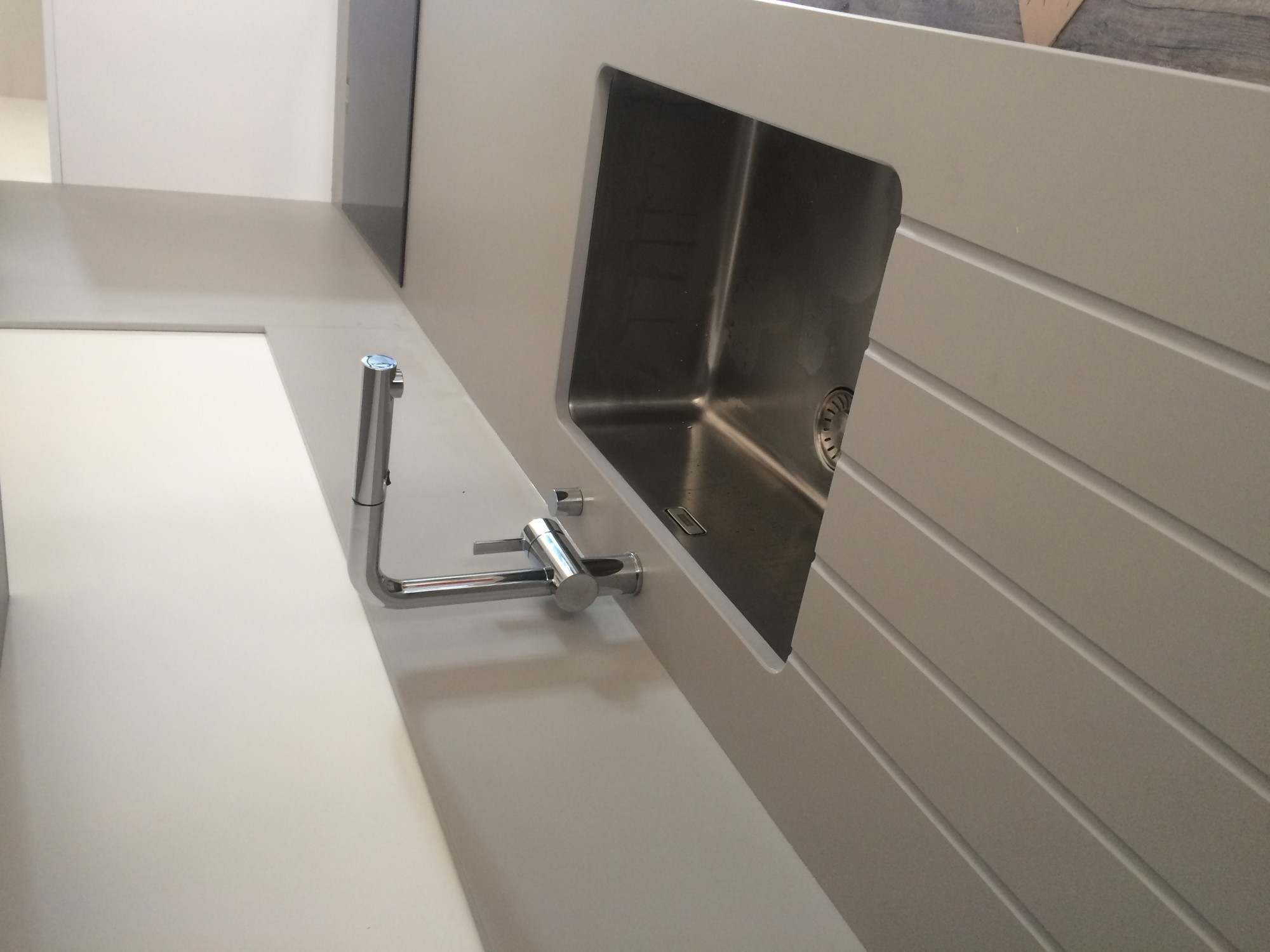 Rainurage d'égouttoir sur du Dekton Ventus