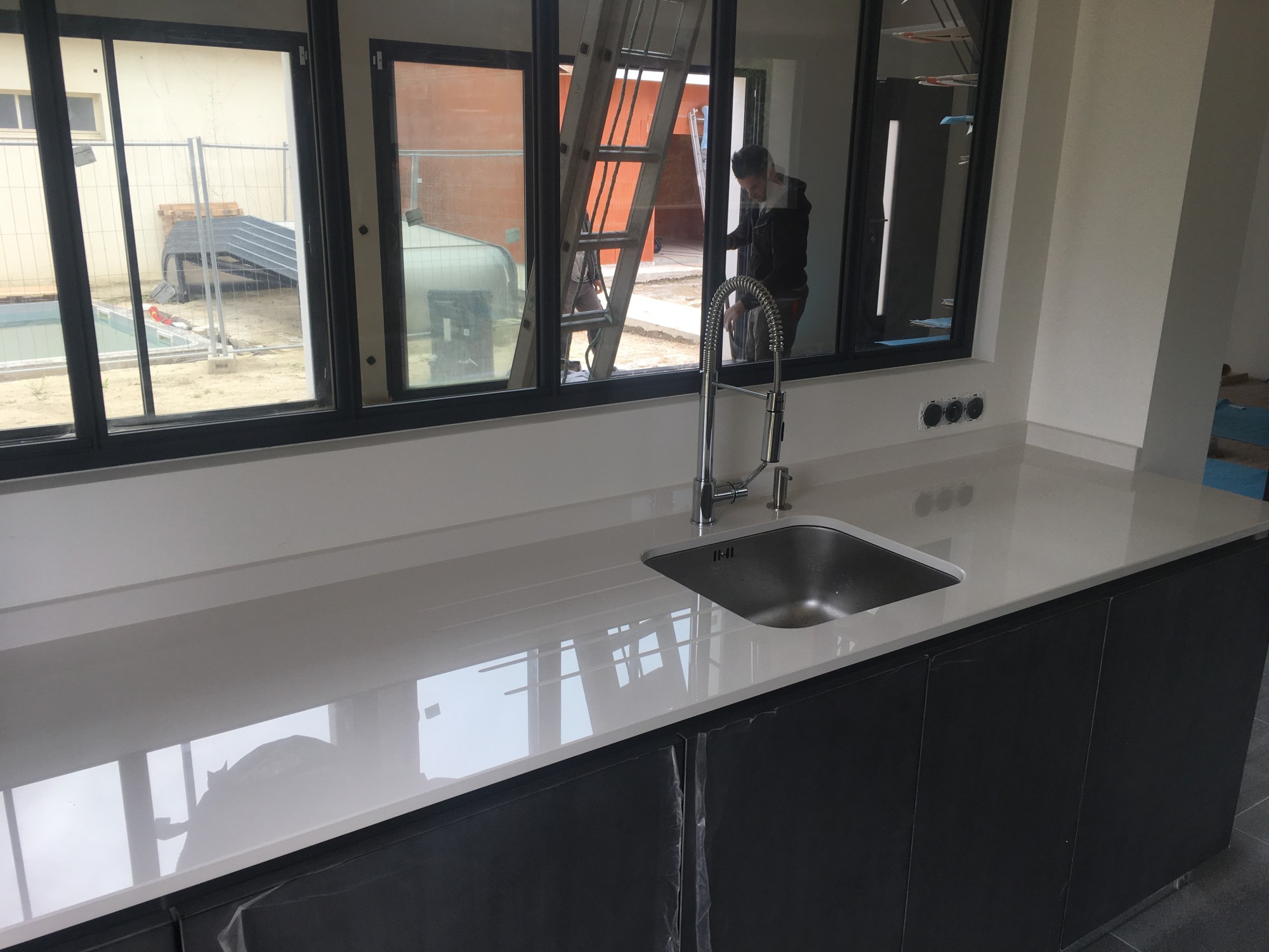 Réaliser un plan de travail pour une cuisine en Dekton Halo brillant dans le médoc