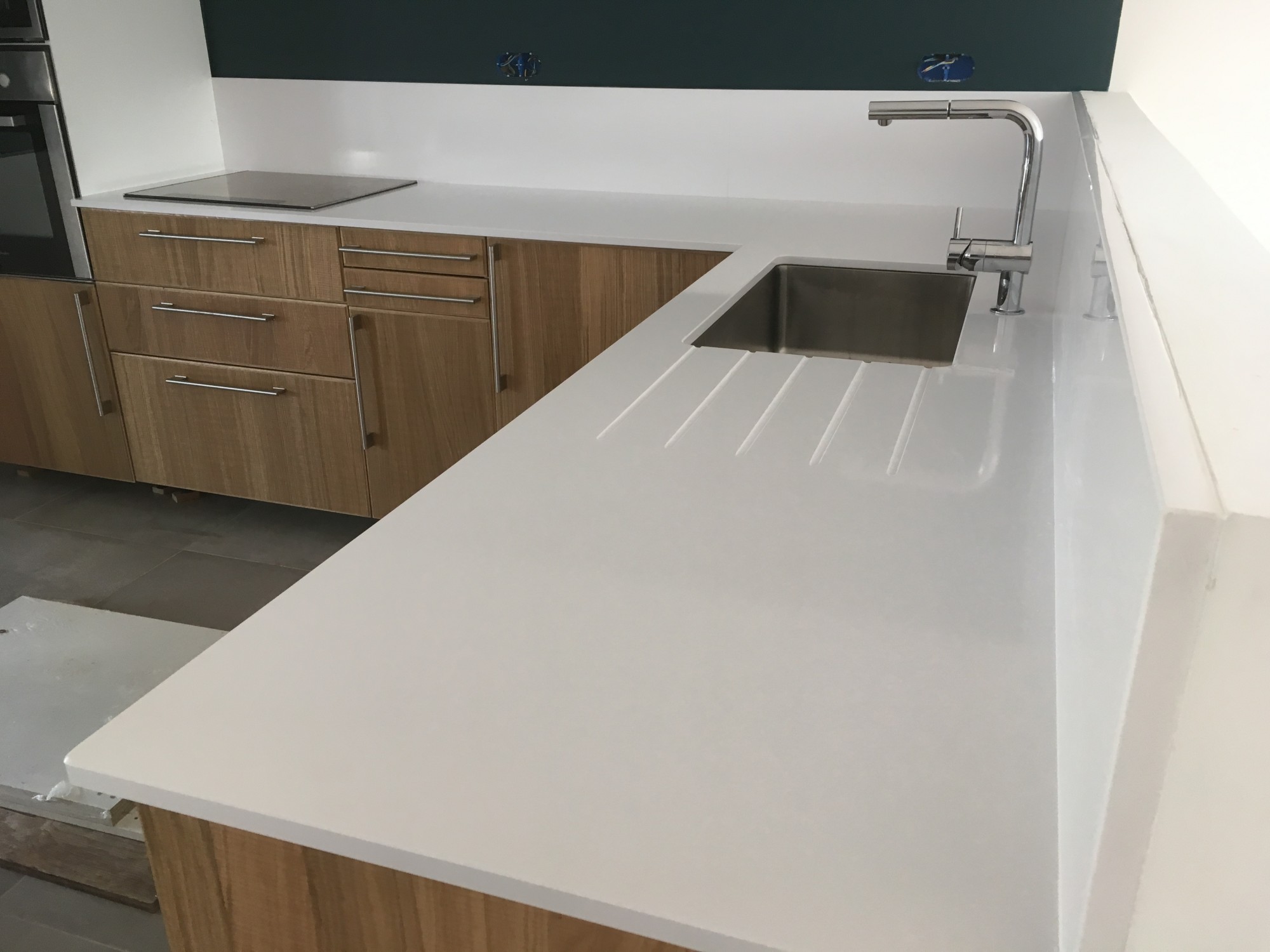 Quartz Iconic white d'un blanc éclatant pour une cuisine en bois près d'Artigues 33