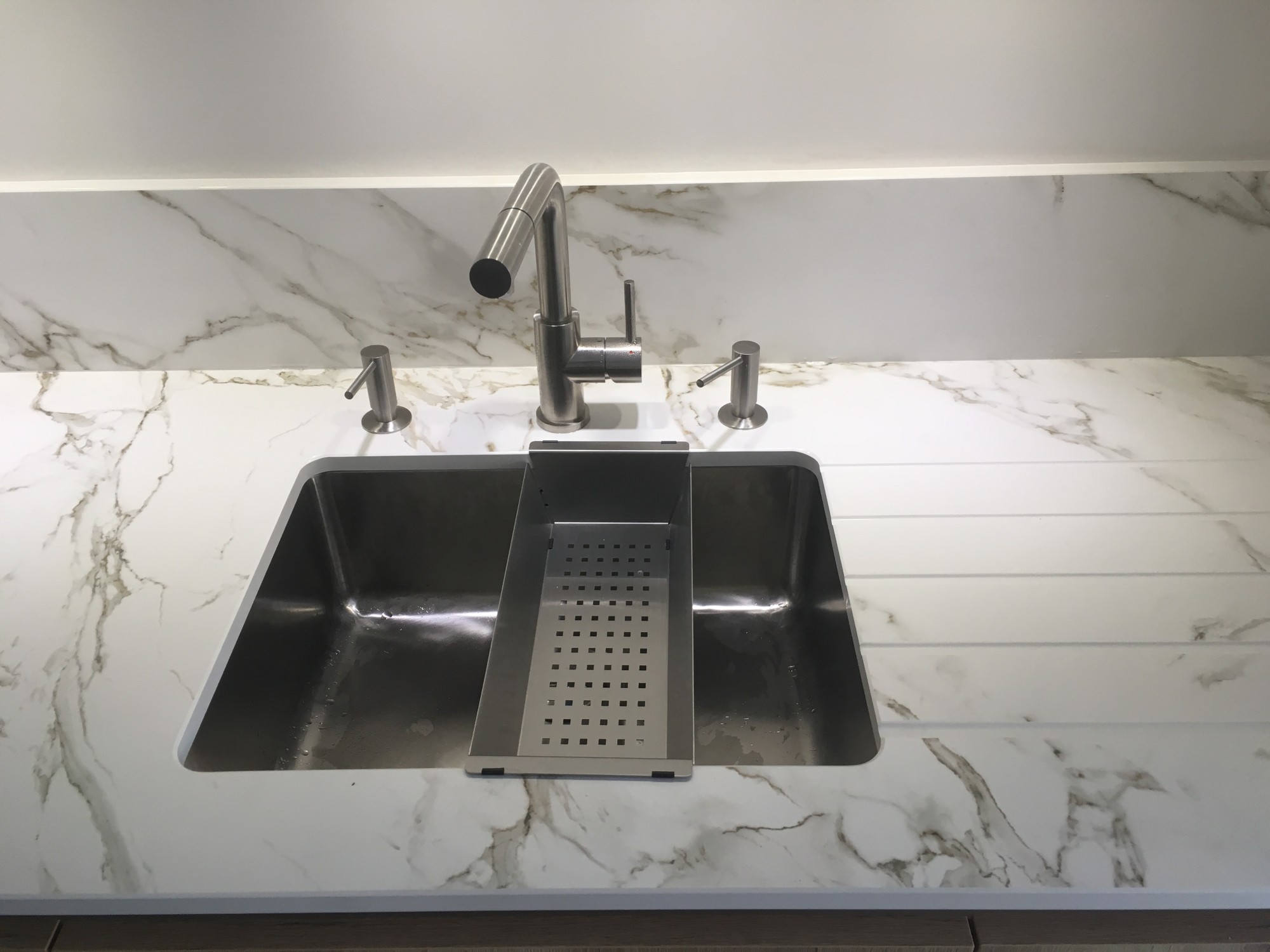 Dekton Entzo avec gros veinages marrons pour faire un plan de travail en Aquitaine