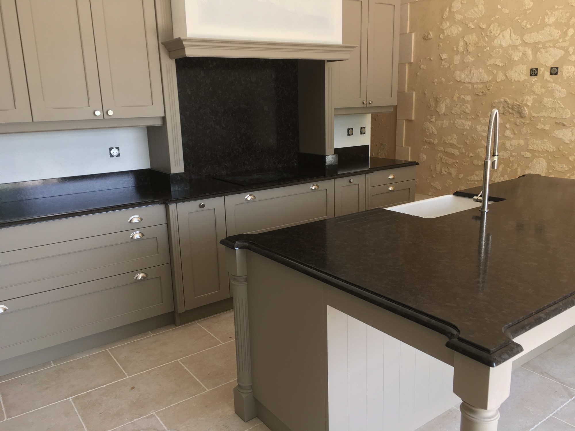 Cuisine à Bordeaux avec un plan de travail en pierre naturelle