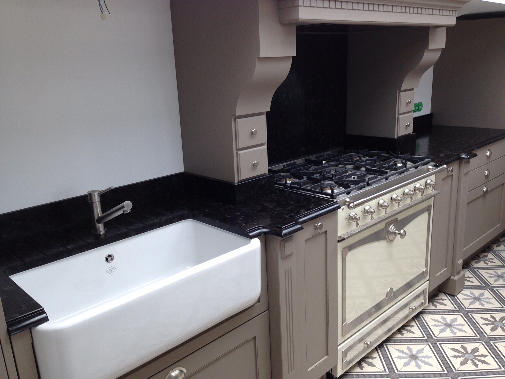 Cuisine avec évier timbre et plan de travail en Granit Brun Antique à Merignac