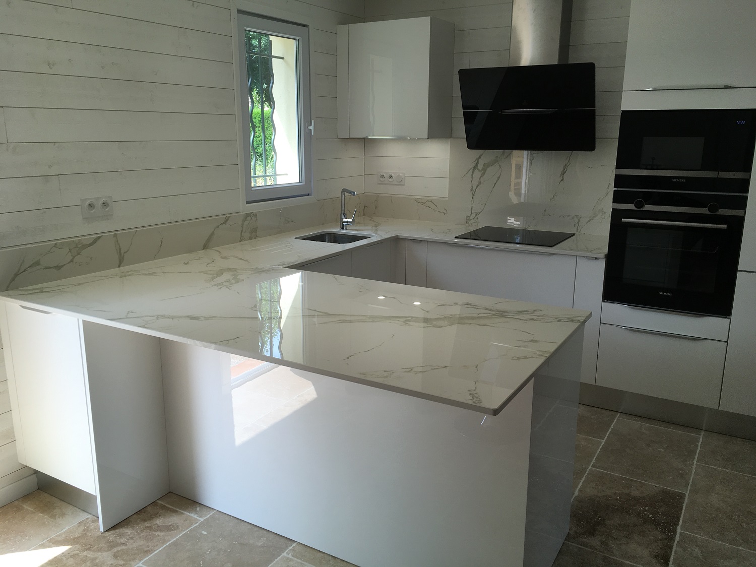 Cuisine avec crédence et dosserets en Dekton Natura