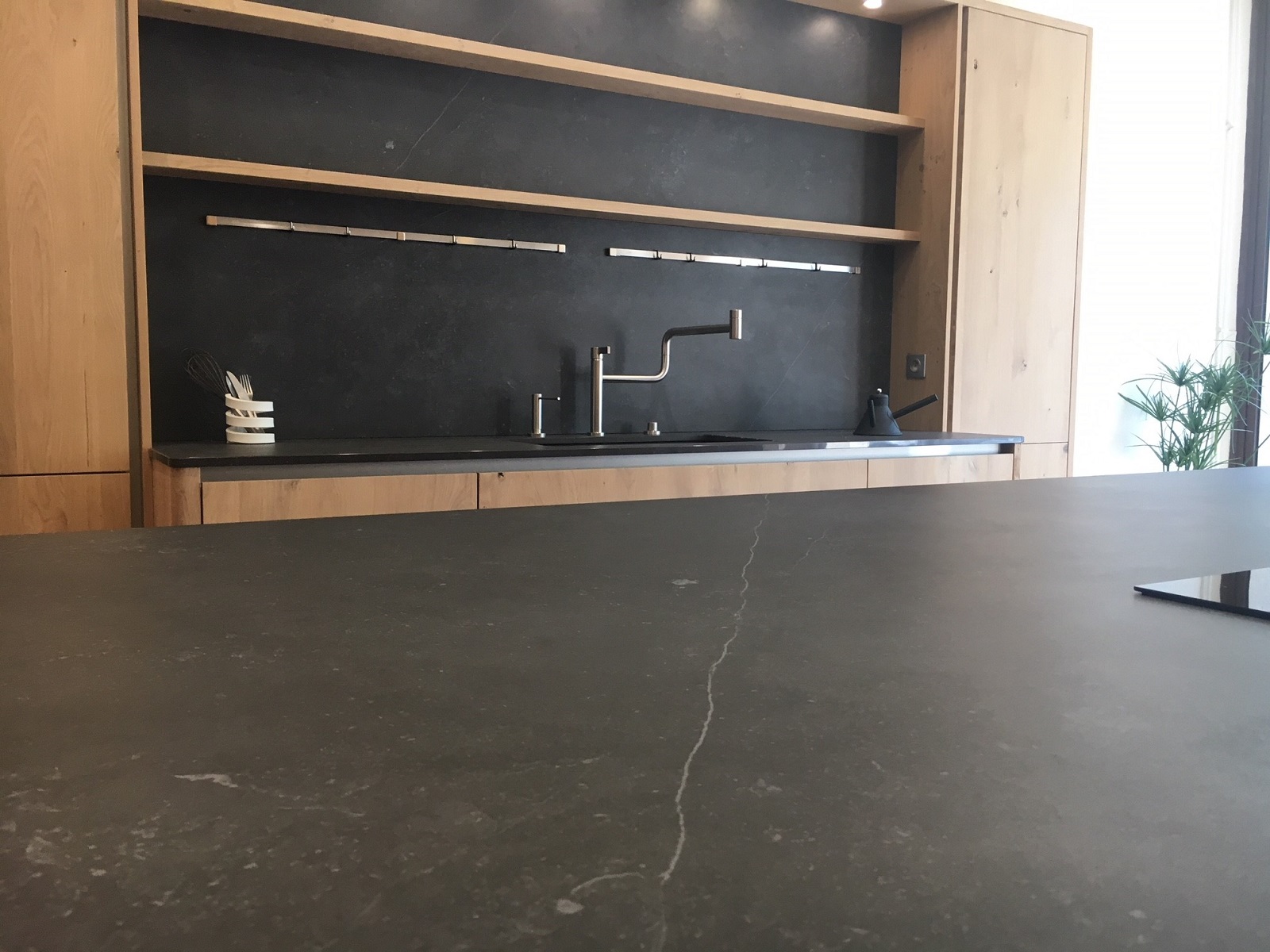 Vue du Dekton fossil