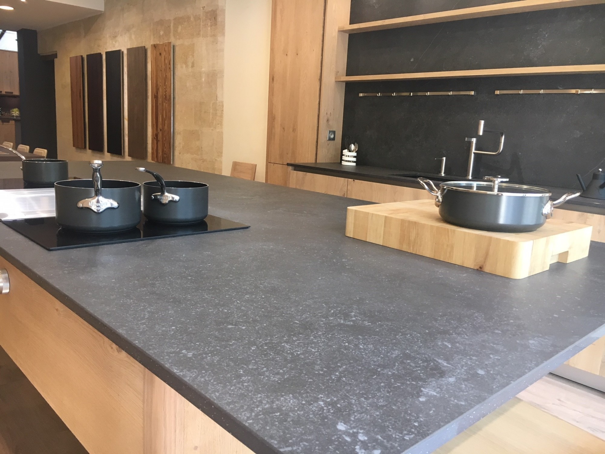 Magnifique cuisine en Dekton fossil, matériau très résistant aux rayons uv, aux taches, à la chaleur et faible porosité