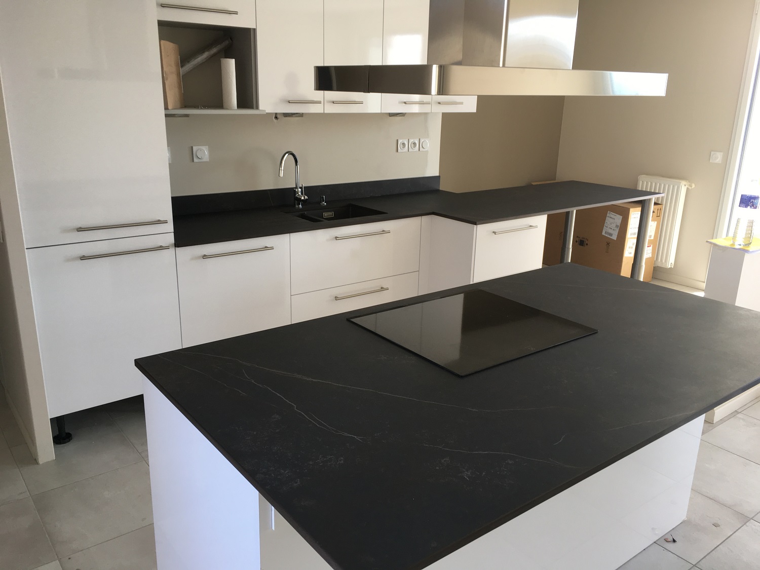 Dekton Kelya finition mate avec léger veinage blanc à prix attractif