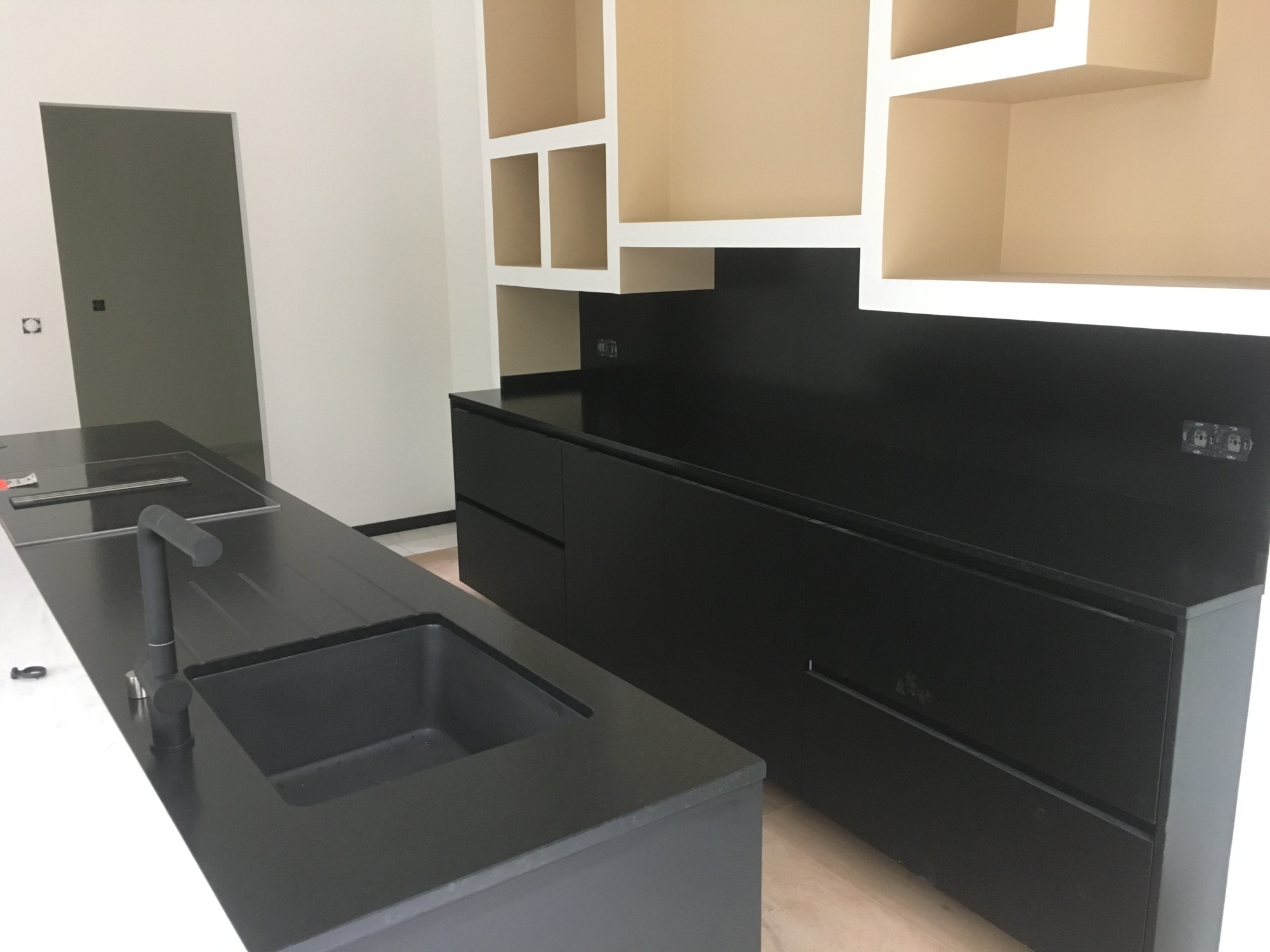 Meubles de cuisine noirs avec plan de travail en granit noir sur le bassin d'Arcachon