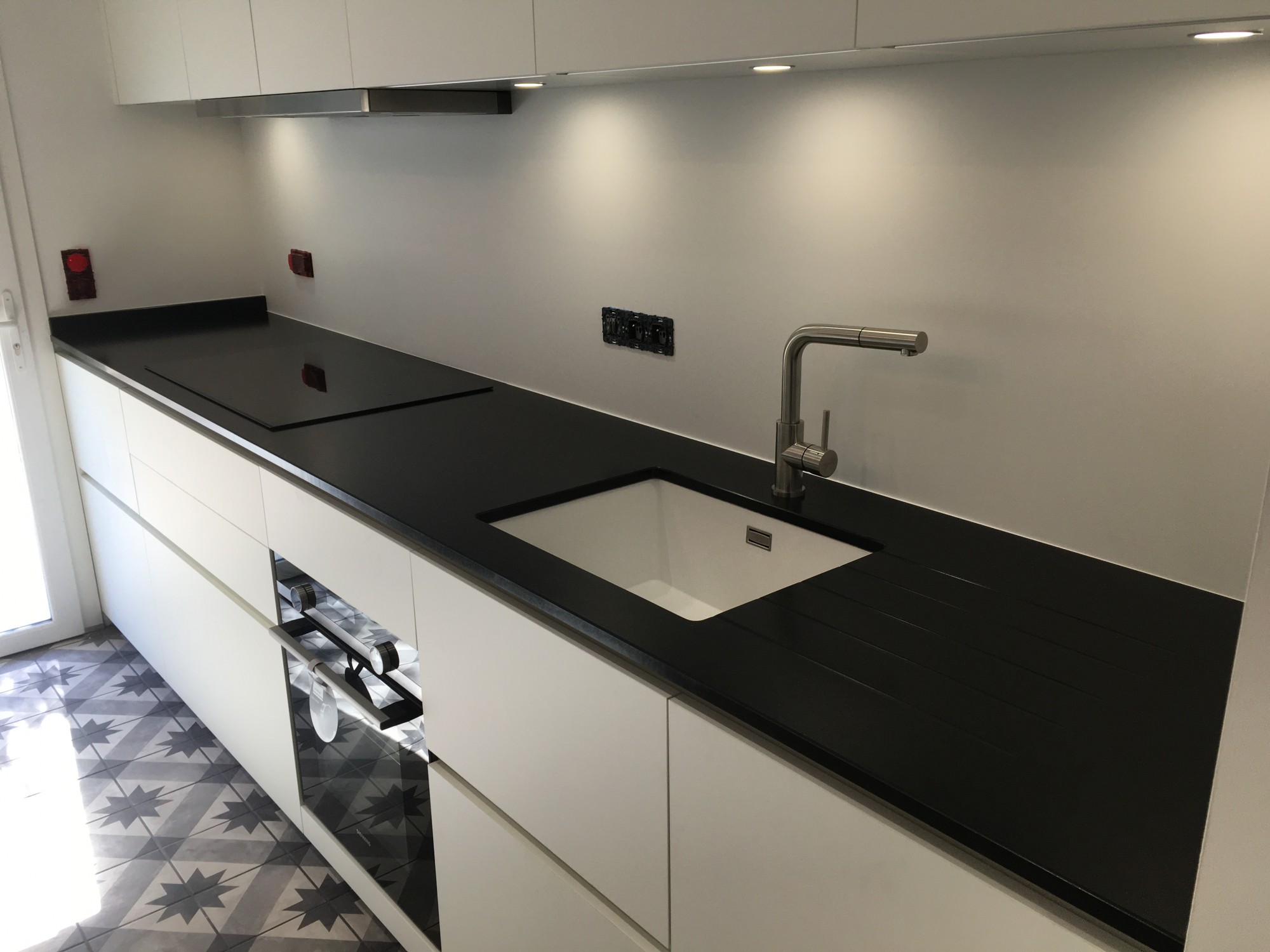 Plan de travail de cuisine en granit à petit budget à Pessac 33