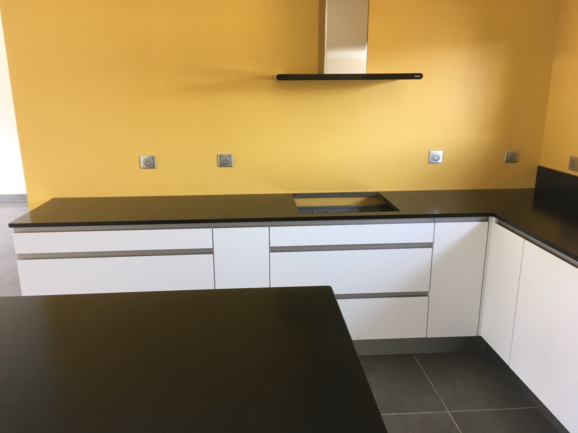 Poser des plans de travail en granit noir zimbabwe dans une cuisine en L sur la CUB