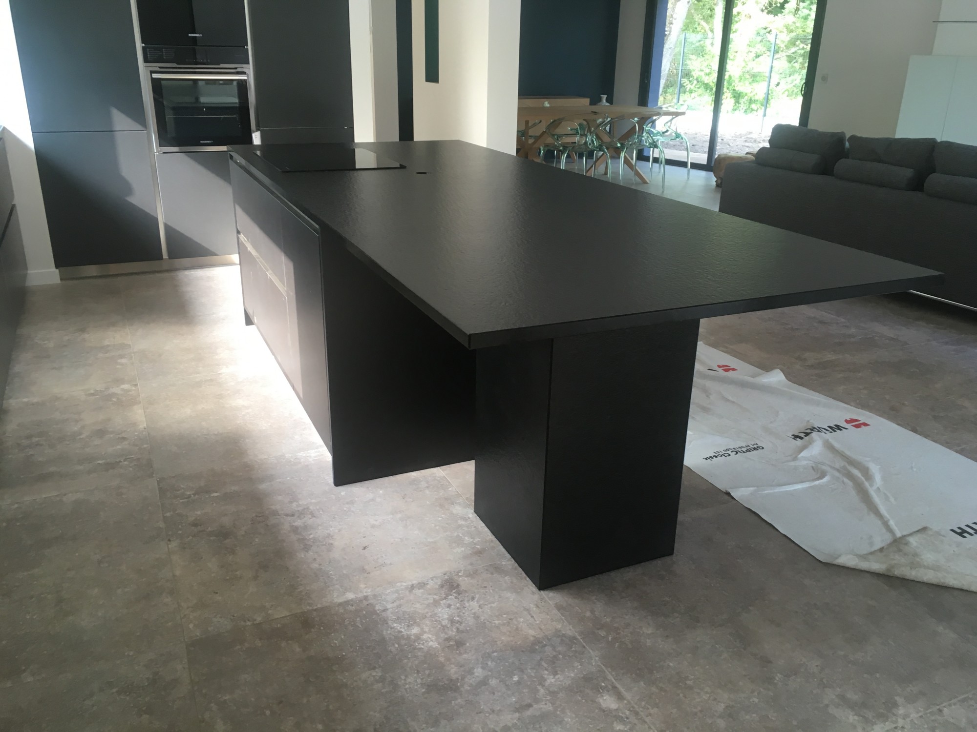 Iôt central en granit noir zimbabwe dans le medoc 33