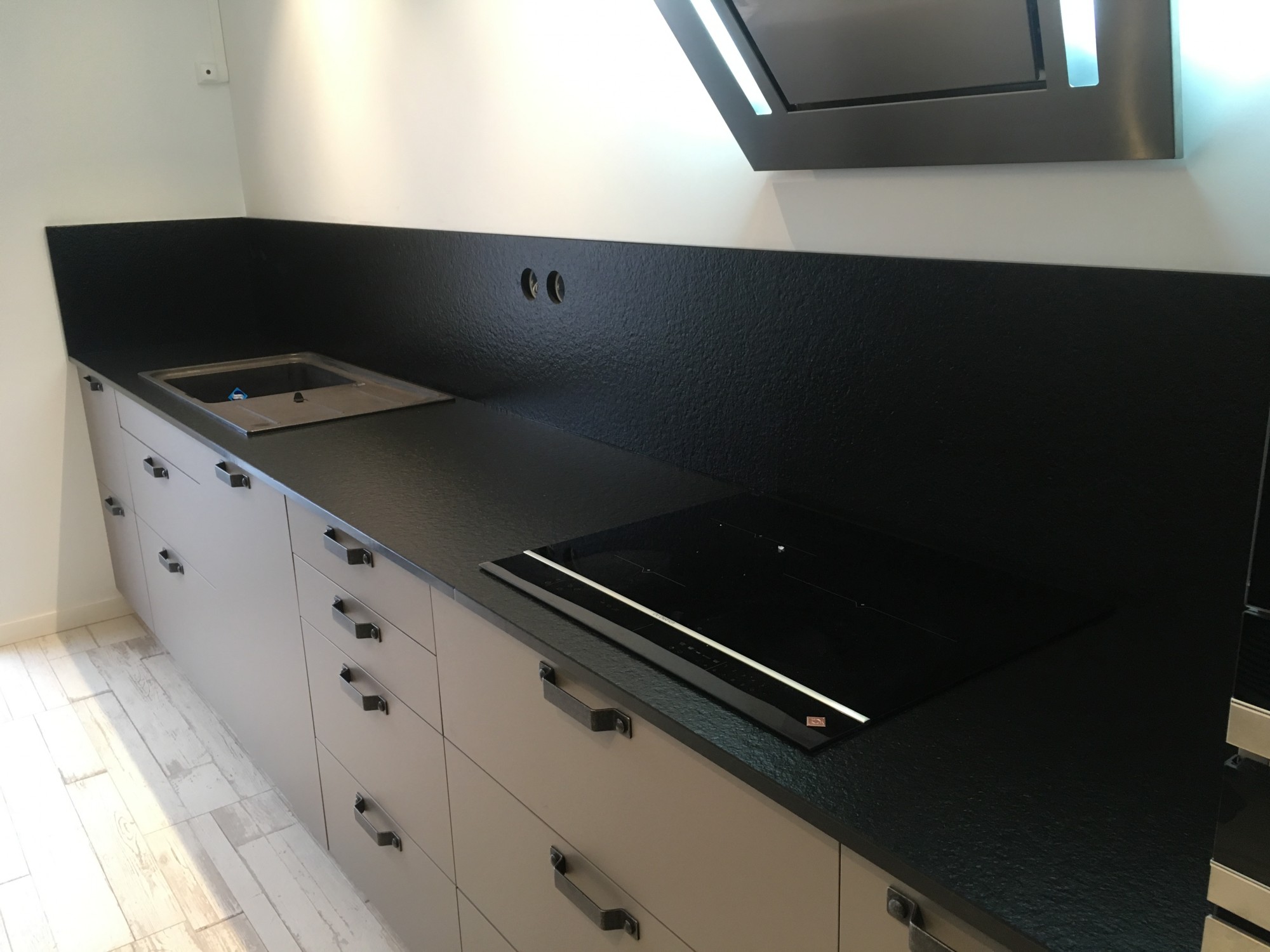 plan de travail en granit noir zimbabwe avec finition vieillie flammée sur le bassin d'arcachon