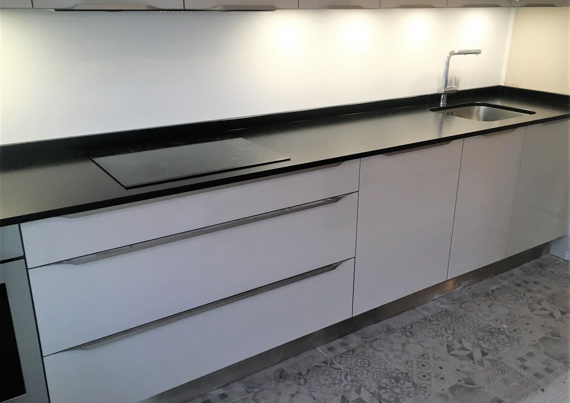 quelle couleur de meubles de cuisine pour un plan de travail noir à biganos