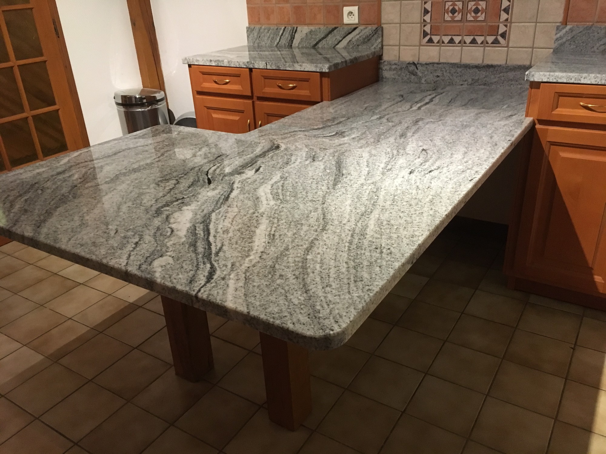 Plan de travail en granit noir et blanc Viscont white pour cuisine en gironde