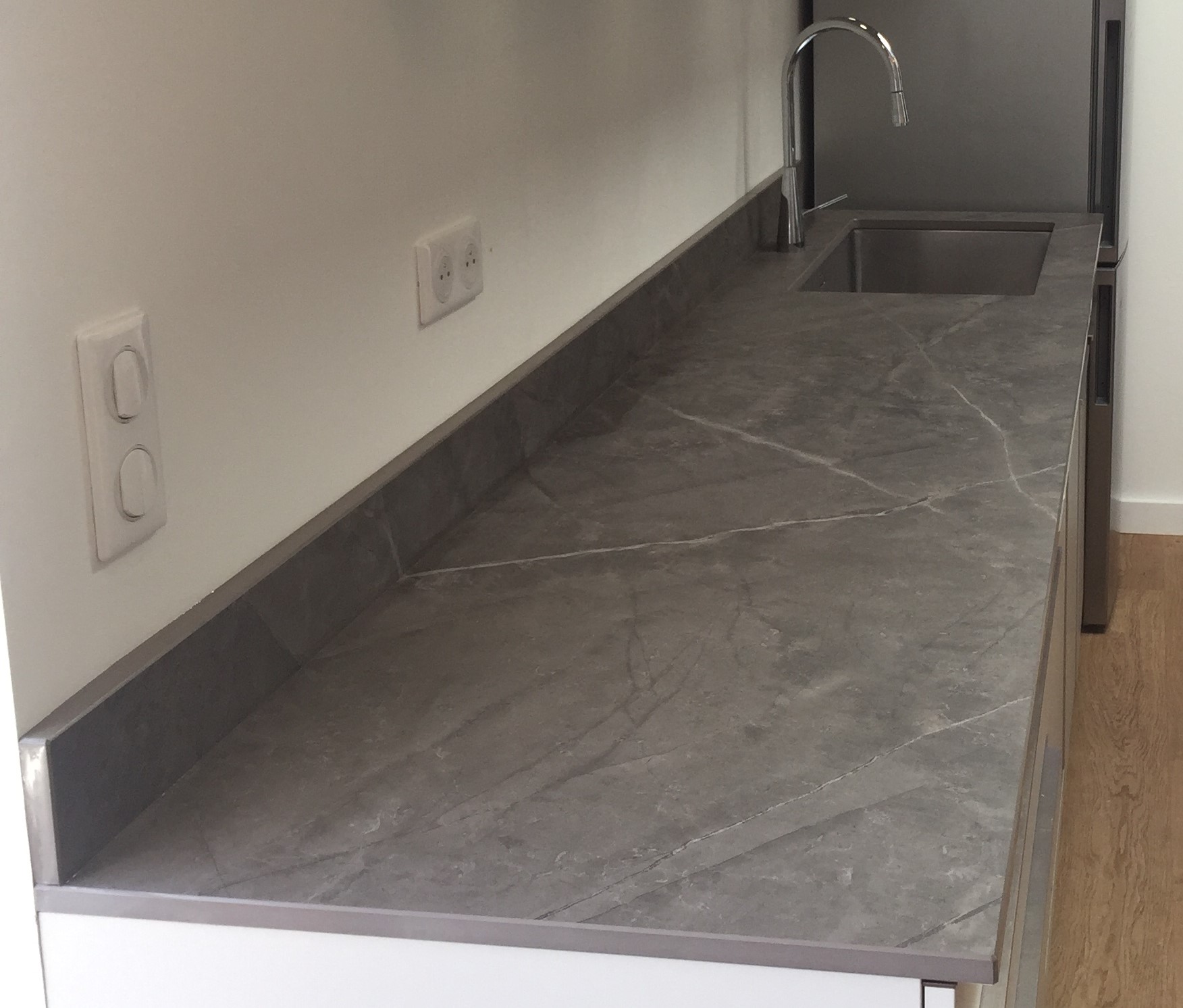 MORCEAU DE GRANIT GRIS avec veinage pour votre cuisine dans le sud ouest