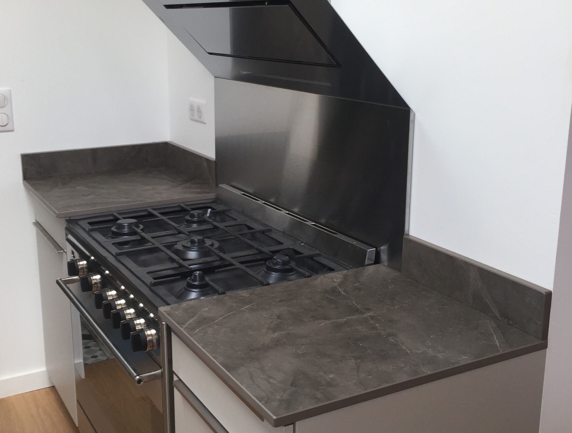 plan de travail en dekton gris mate pour cuisine dans le sud ouest