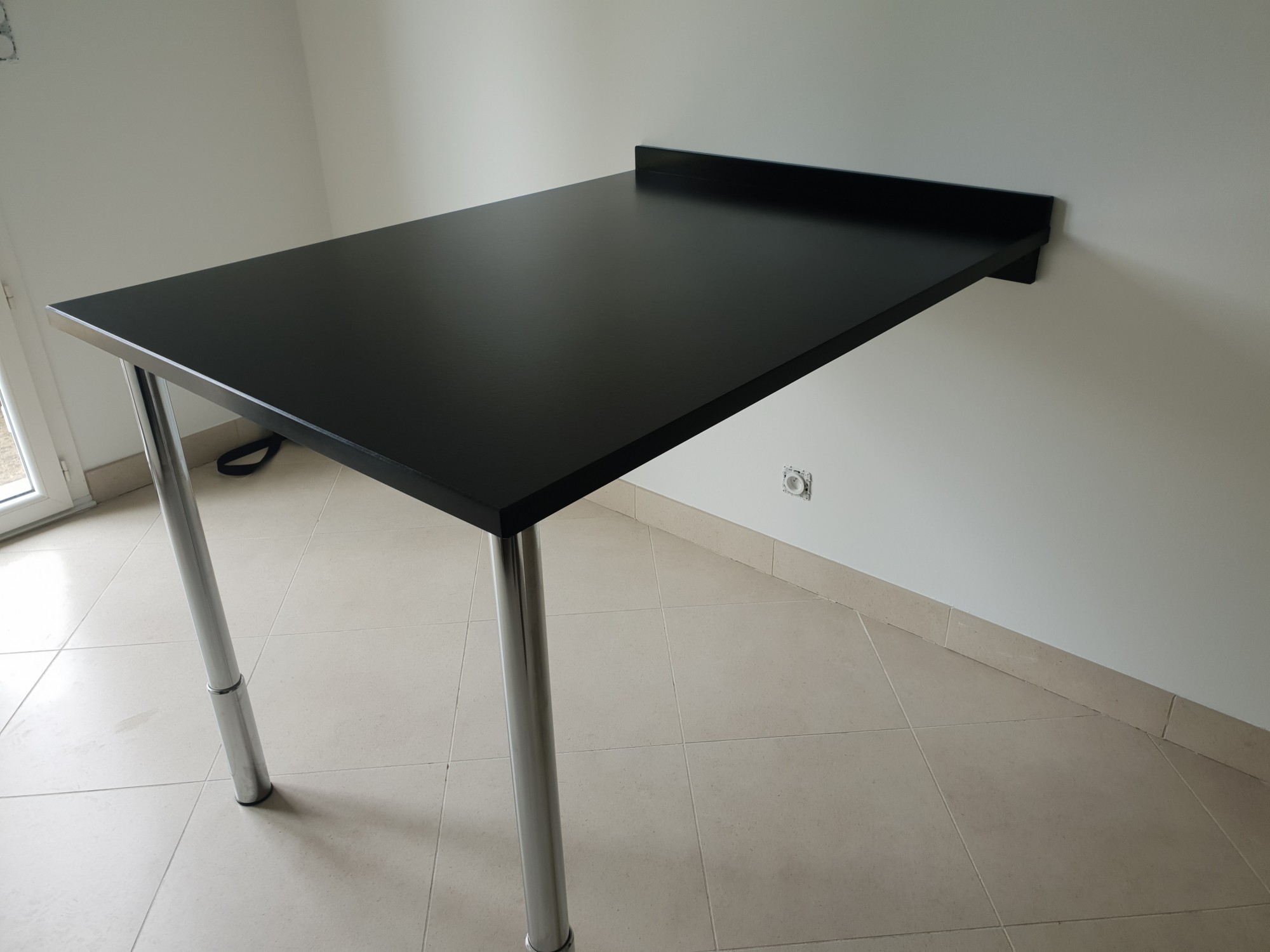 Table en granit contre un mur sur le bassin d'arcachon