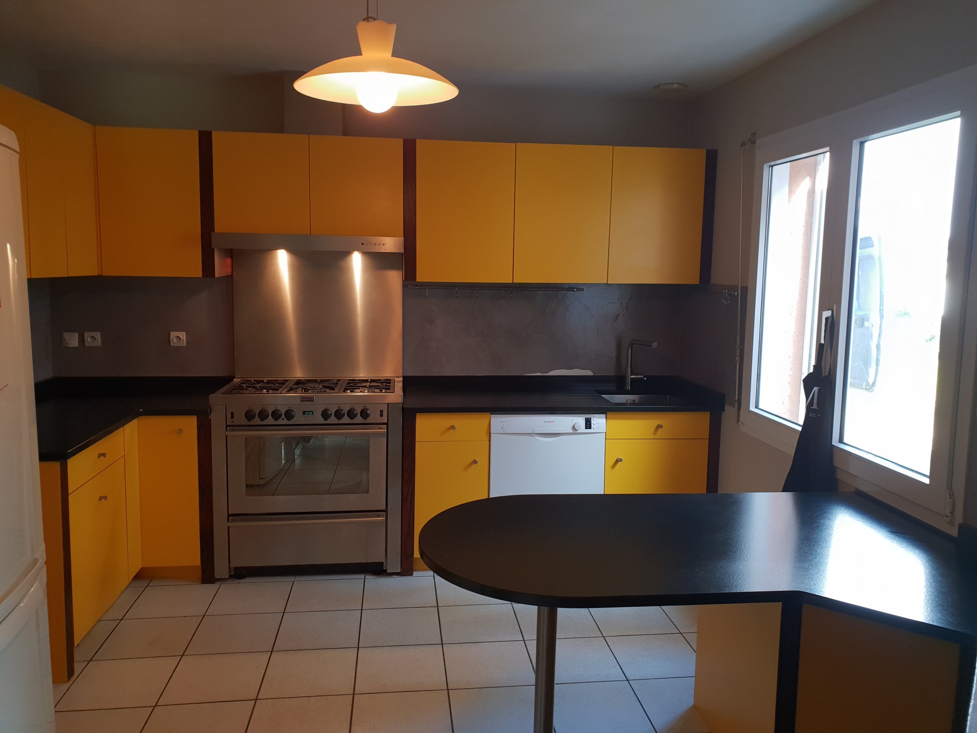 Découpe ronde sur des plans de travail en granit noir zimbabwe près de Bordeaux