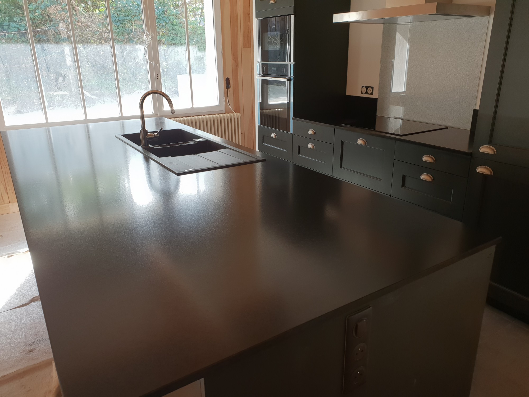 Réaliser un ilot en granit noir finition mate en Gironde