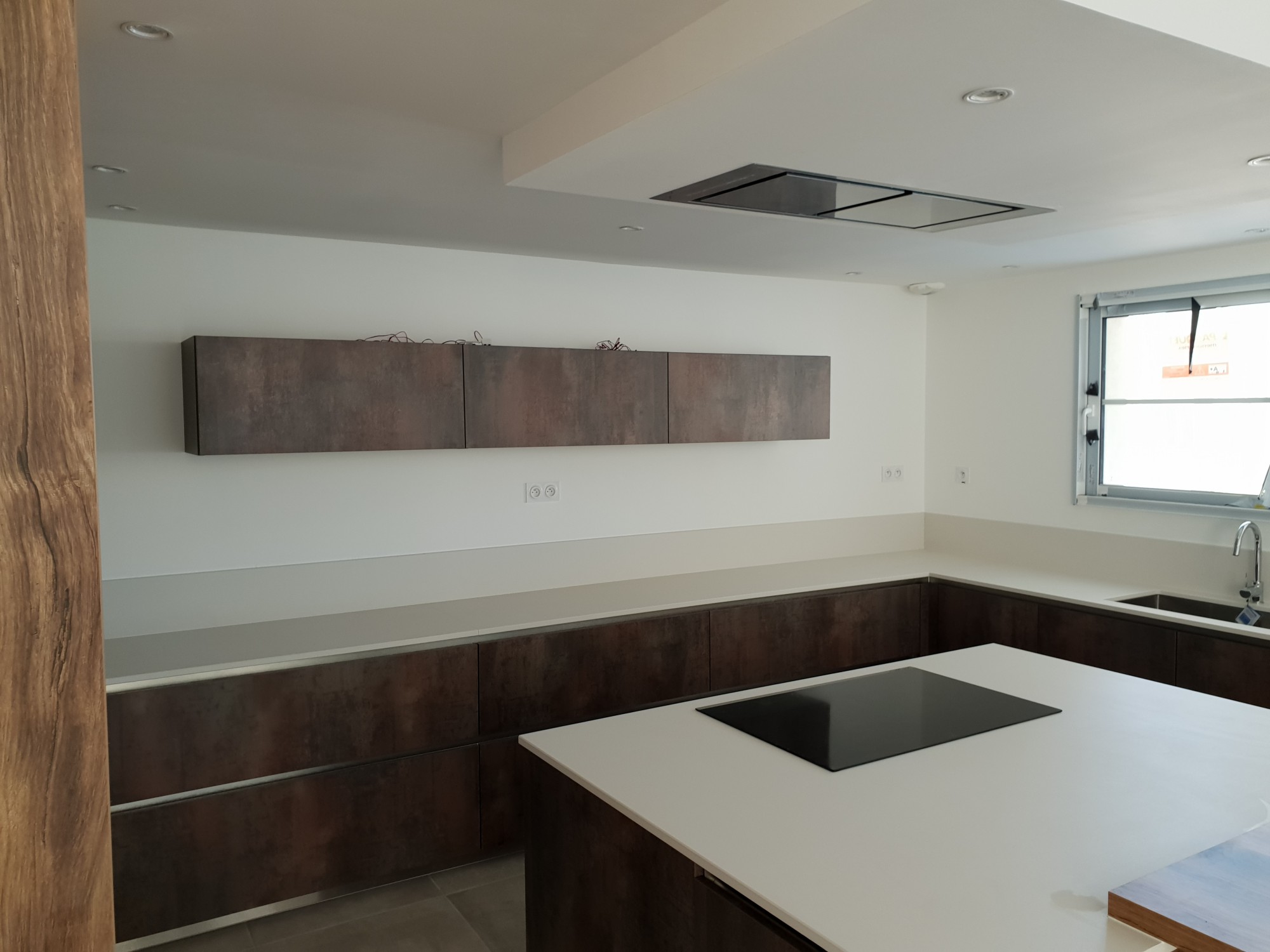 Plans de travail blanc finition mate pour une cuisine dans les landes 40