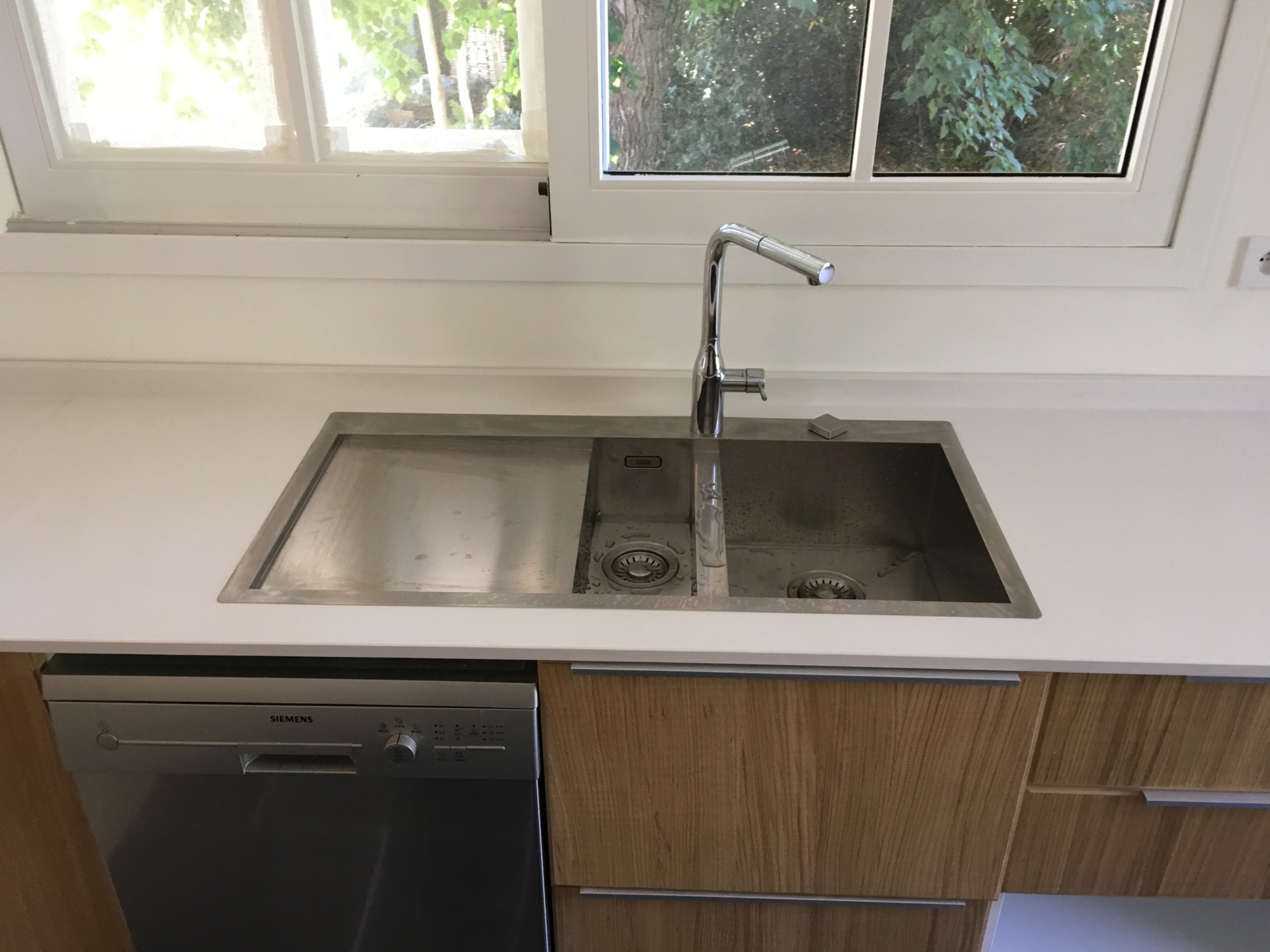 Découper un evier par dessus sur un plan de travail en Dekton épaisseur 2 cm à Bordeaux