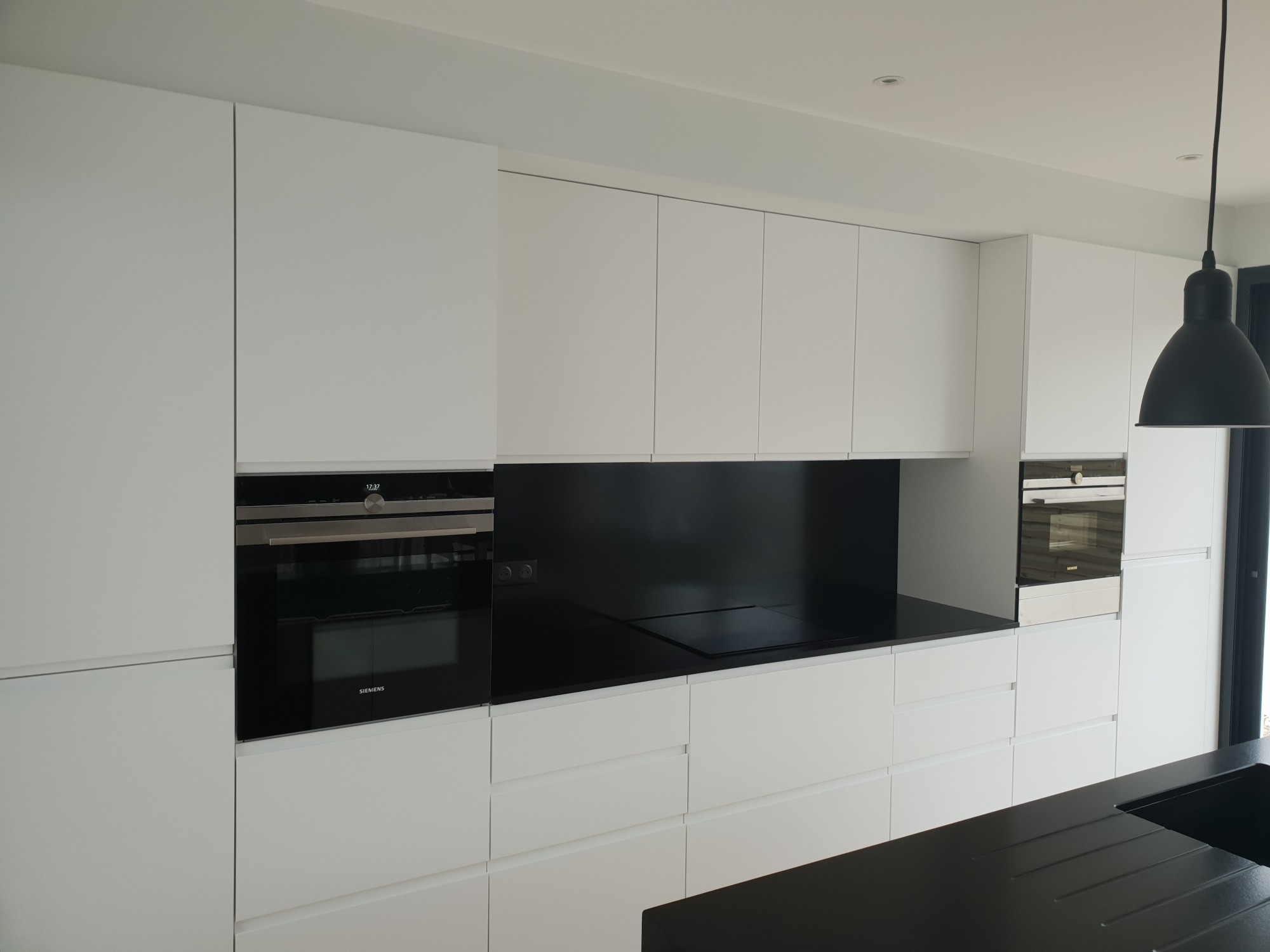 Cuisine avec des meubles blanc et des plans de travail noirs  Bordeaux 33000