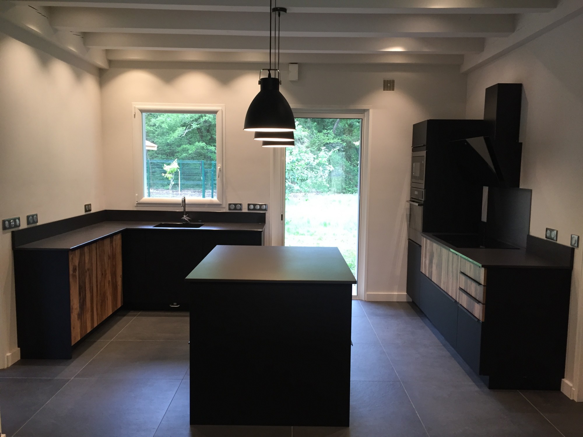 Réalisation de plans de travail en pierre sur îlot de cuisine val de l'eyre 33