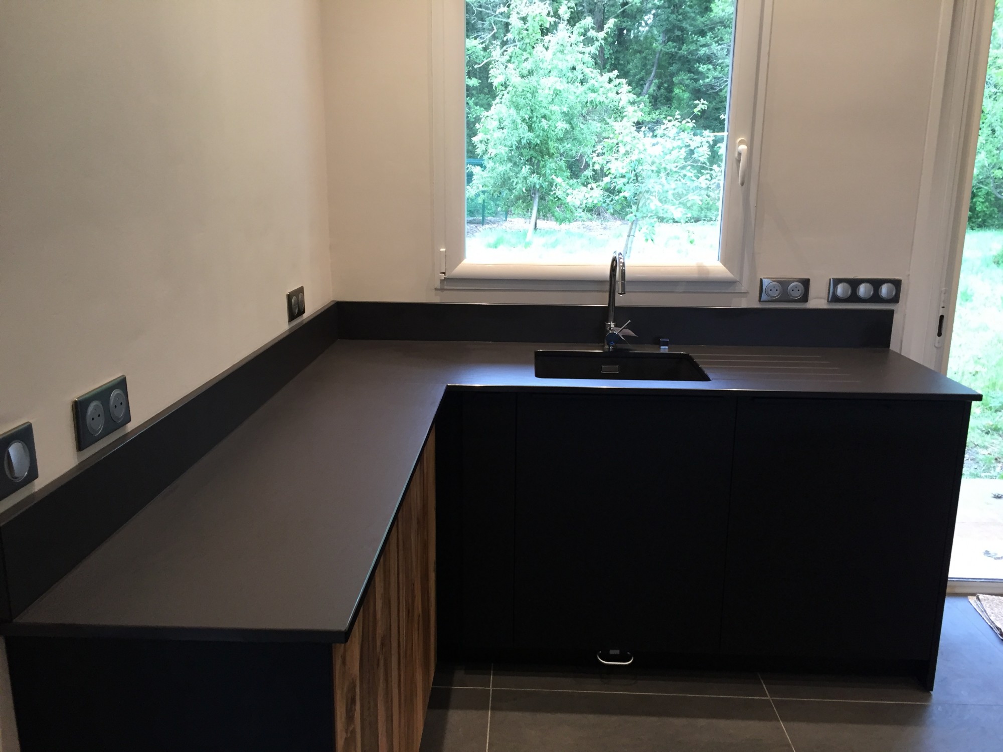 Ou faire faire des plans de travail en pierre noire près de Mérignac 33