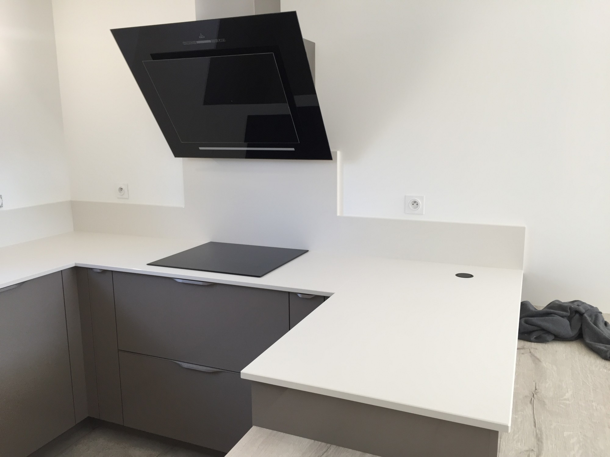 cuisine en U avec des plans de travail en Dekton zenith épaisseur 2 cm