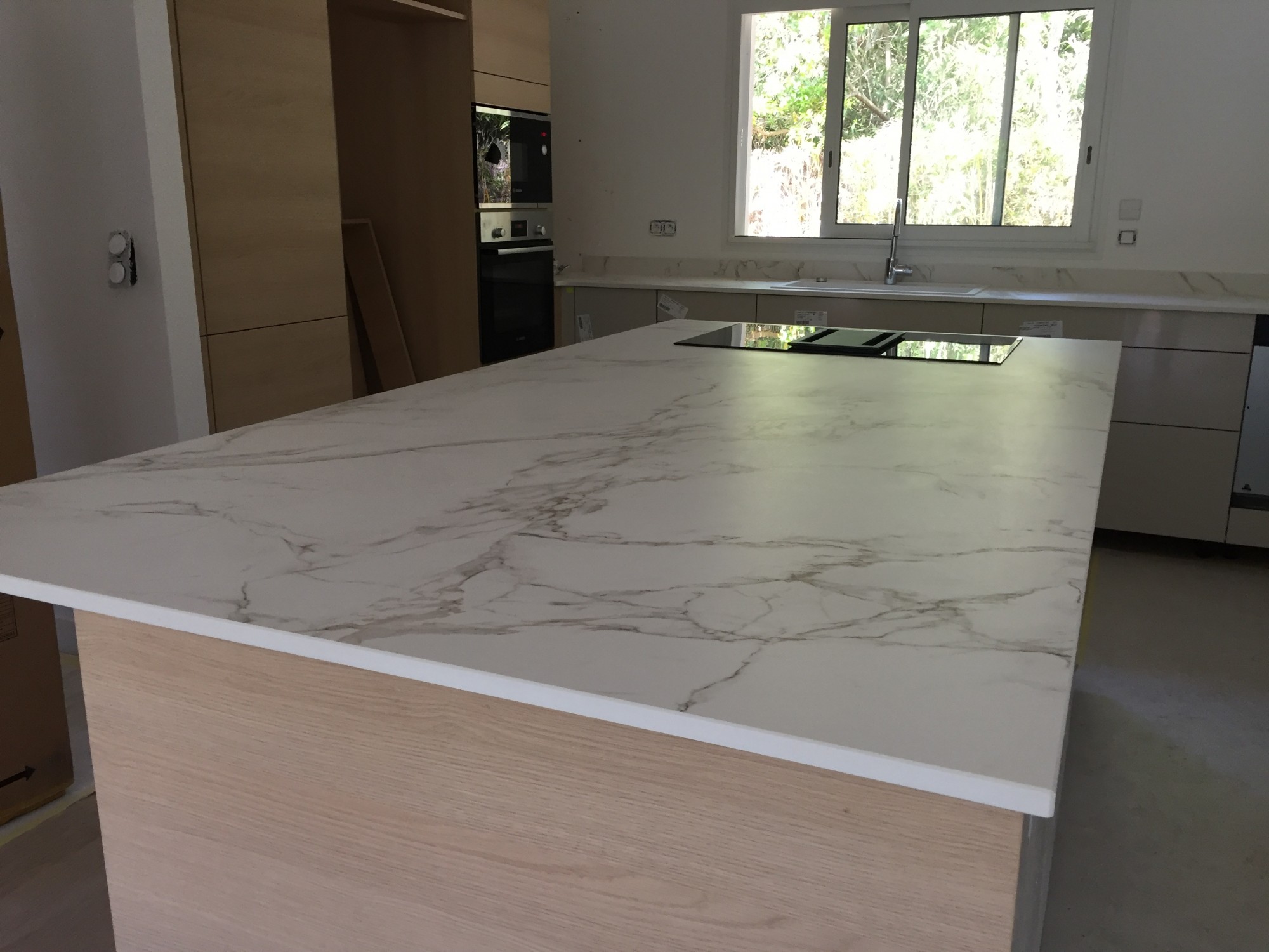 Réalisation de plan de  travail linéaire en dekton blanc veiné de gris à St Jean D'illac 33