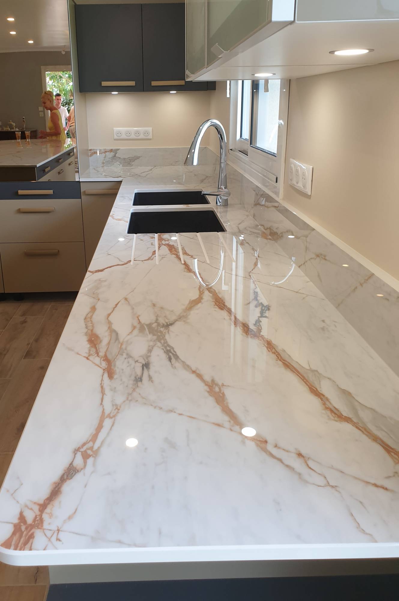 Faire découper des plans de travail brillant avec des veinage en dekton sur le bassin d'arcachon33