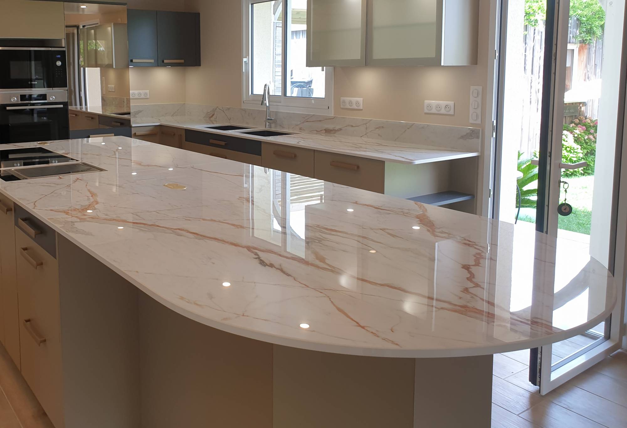 Installer des plans de travail en dekton awake avec des découpes en arrondi à Pessac