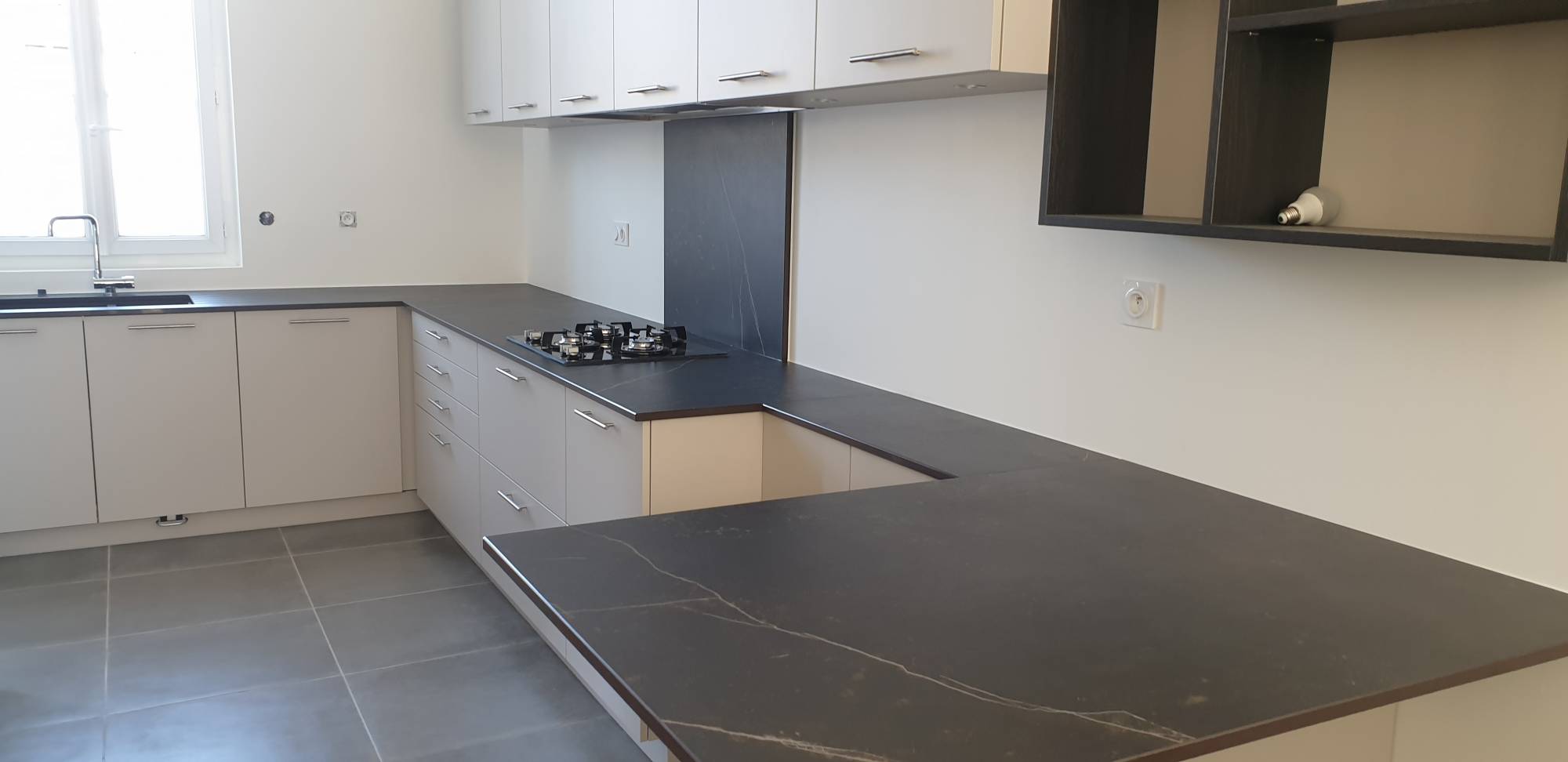 recherche plan de travail en céramique marron foncé avec veine claire à La brède 33