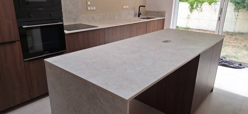 Faire couvrir ses meubles de cuisine au niveau de l'ilôt avecun plan de travail en Dekton effet naturel sur la région bordelaise
