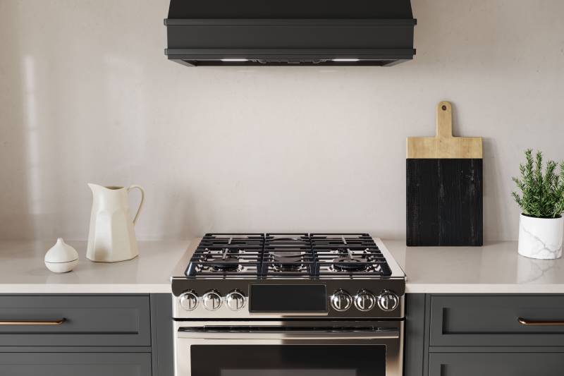 Installation d'un plan de travail à Lanton en Silestone Linen Cream autour d'un piano de cuisson en finition polie