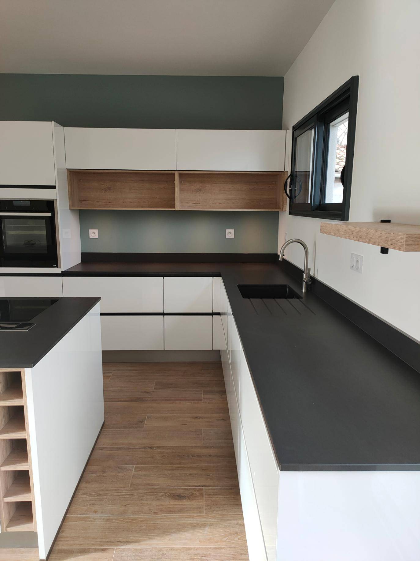 TROUVER UN ARTISAN POUR DES PLANS DE TRAVAIL NOIRS RESISTANTS SUR GUJAN LE TEICH