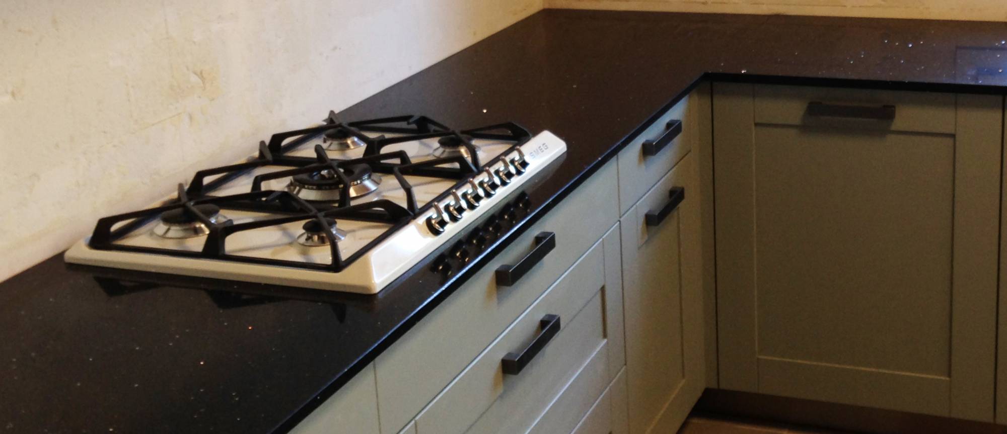 Poser une plaque de cuisson sur son plan de travail en quartz à bordeaux