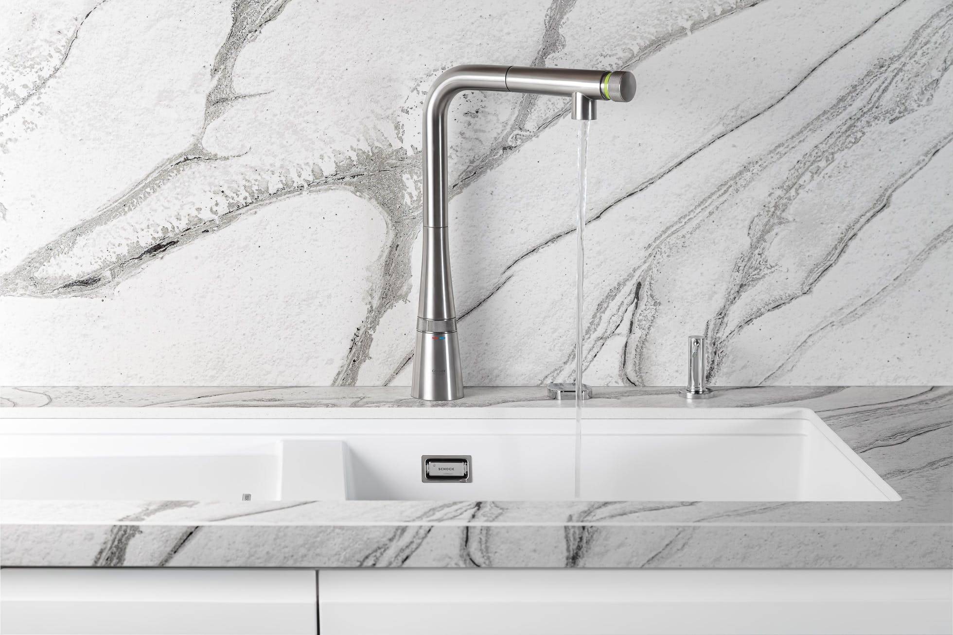 Poser un plan de travail en Dekton blanc veiné de gris à Blaye