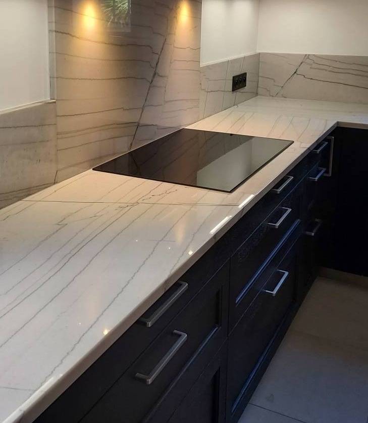 Le Granit White Macaubas va-t-il dans une cuisine?