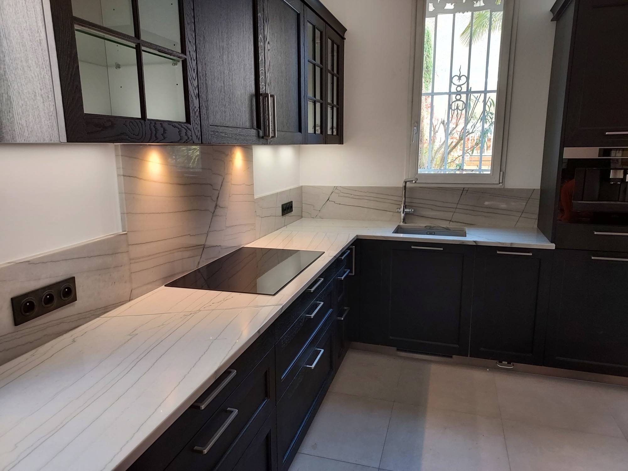 Plan de travail en White Macaubas chez votre marbrier à Biganos