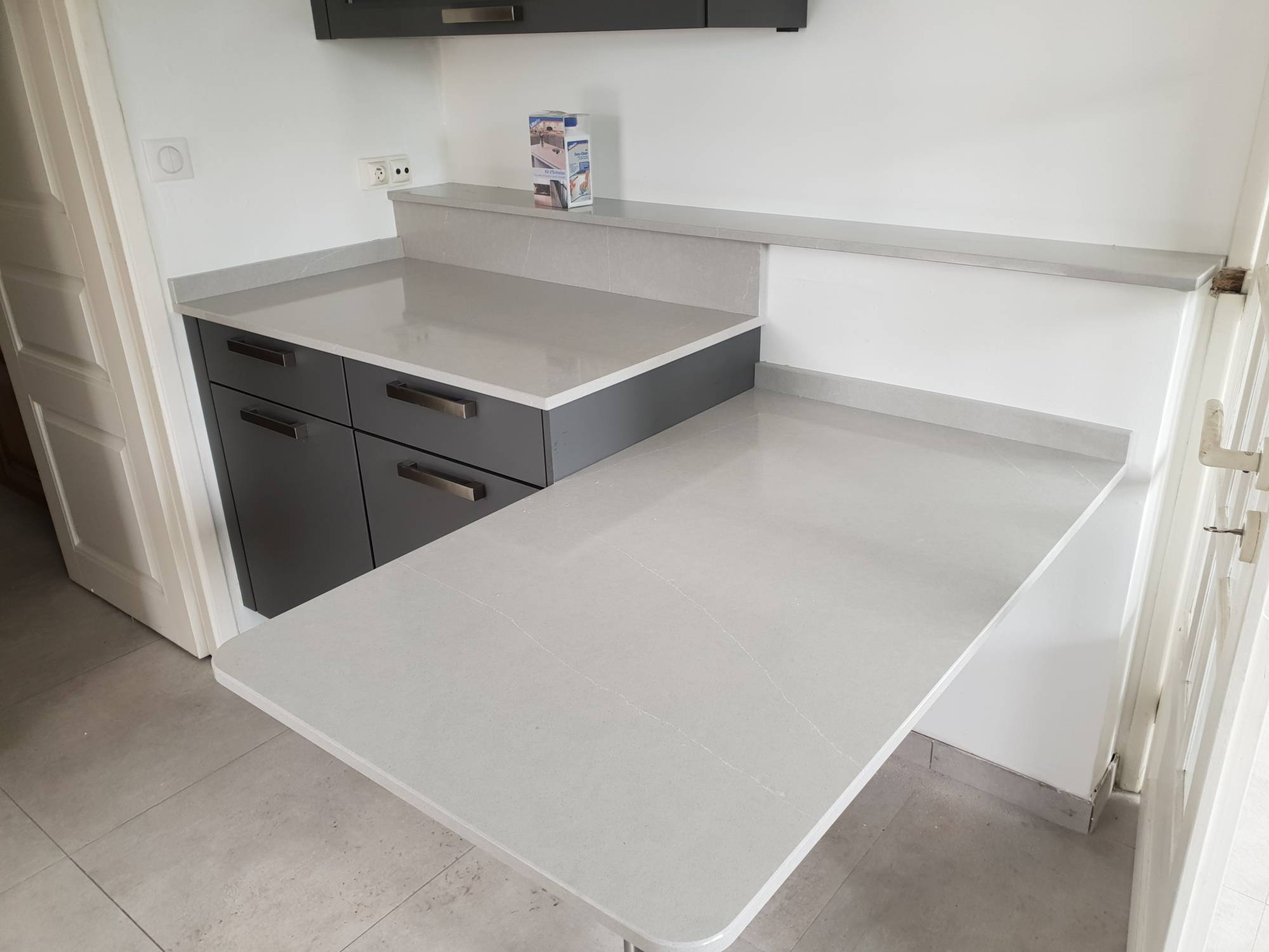 GOLORIS GRIS CLAIR POUR PLAN DE TRAVAIL SUR BORDEAUX