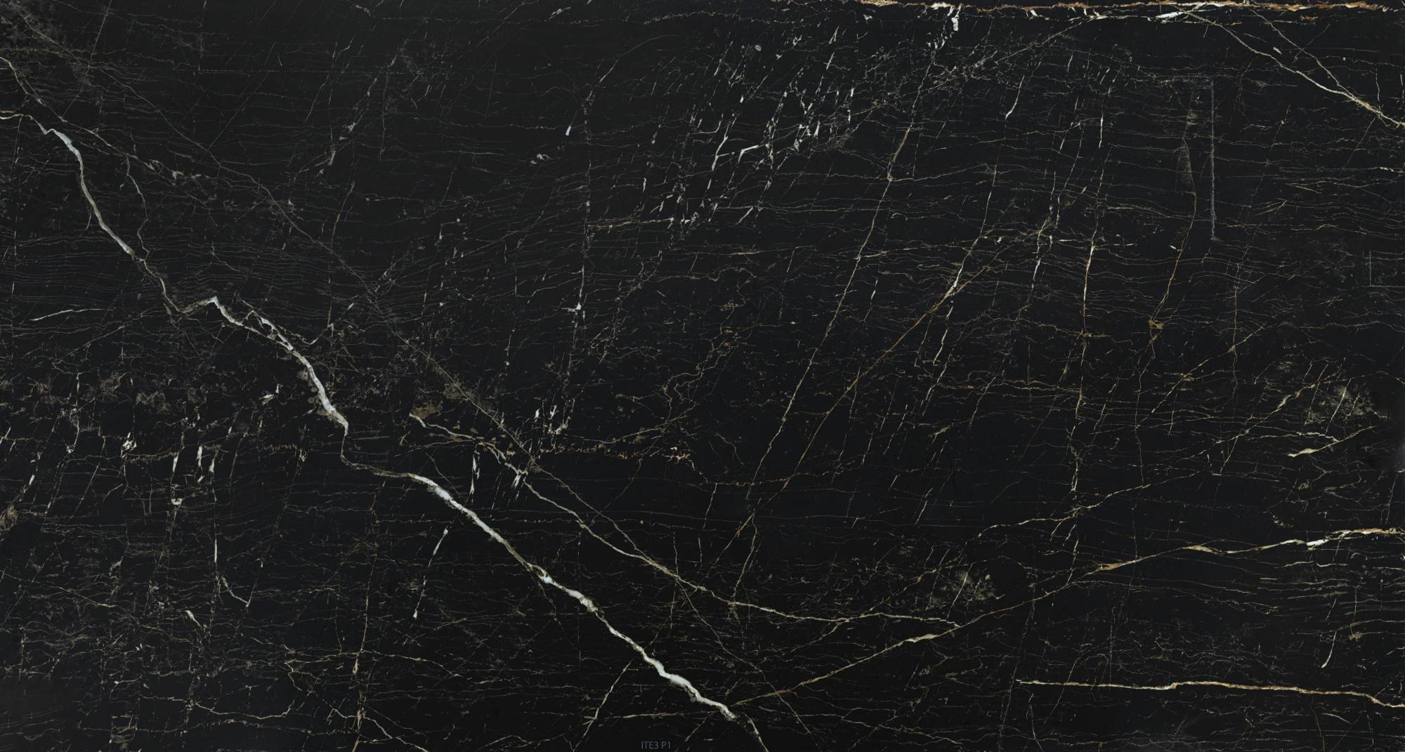 Plan de travail en Dekton noir avec des veinures blanches sur Biscarrosse