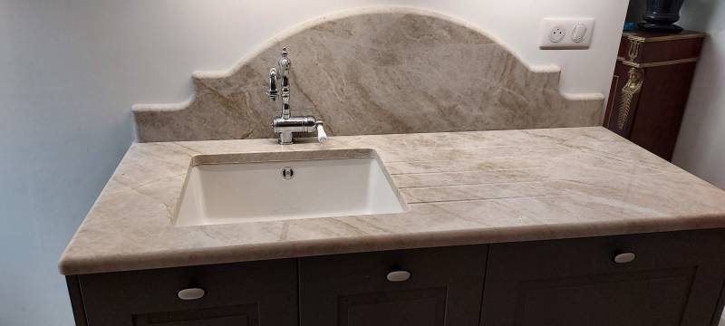 Travail de plan de travail avec crédence en arrondi en Pierre naturelle Taj Mahal finition polie dans une salle de bain dans les landes (40)