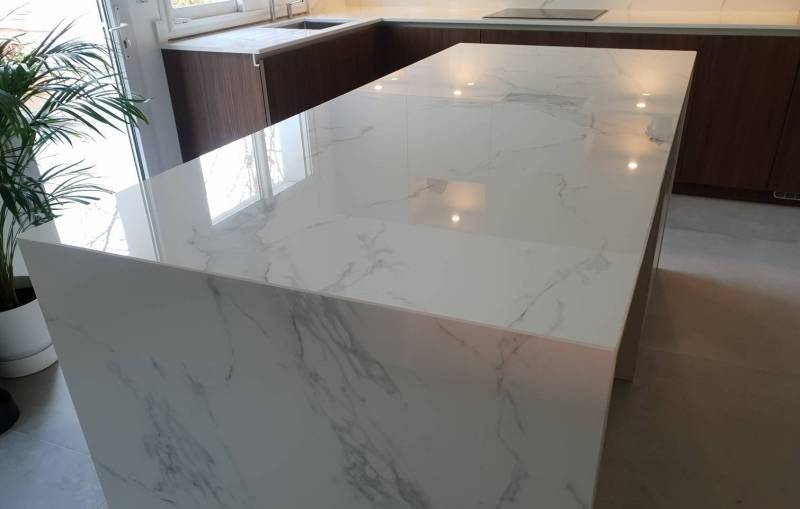 Quelles sont les contraintes pour installer un jambage en dekton dans une cuisine près de Bordeaux?