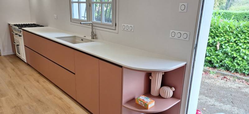 Réaliser une forme spéciale arrondie sur mesure en dekton Aeris dans ma cuisine près de Blanquefort 33 