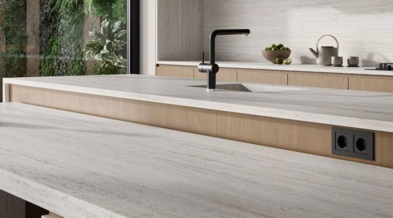 Plan de travail de cuisine moderne en céramique beige TRAVERTINO PEARL de Techlam en Gironde (33) et dans les Landes (40)