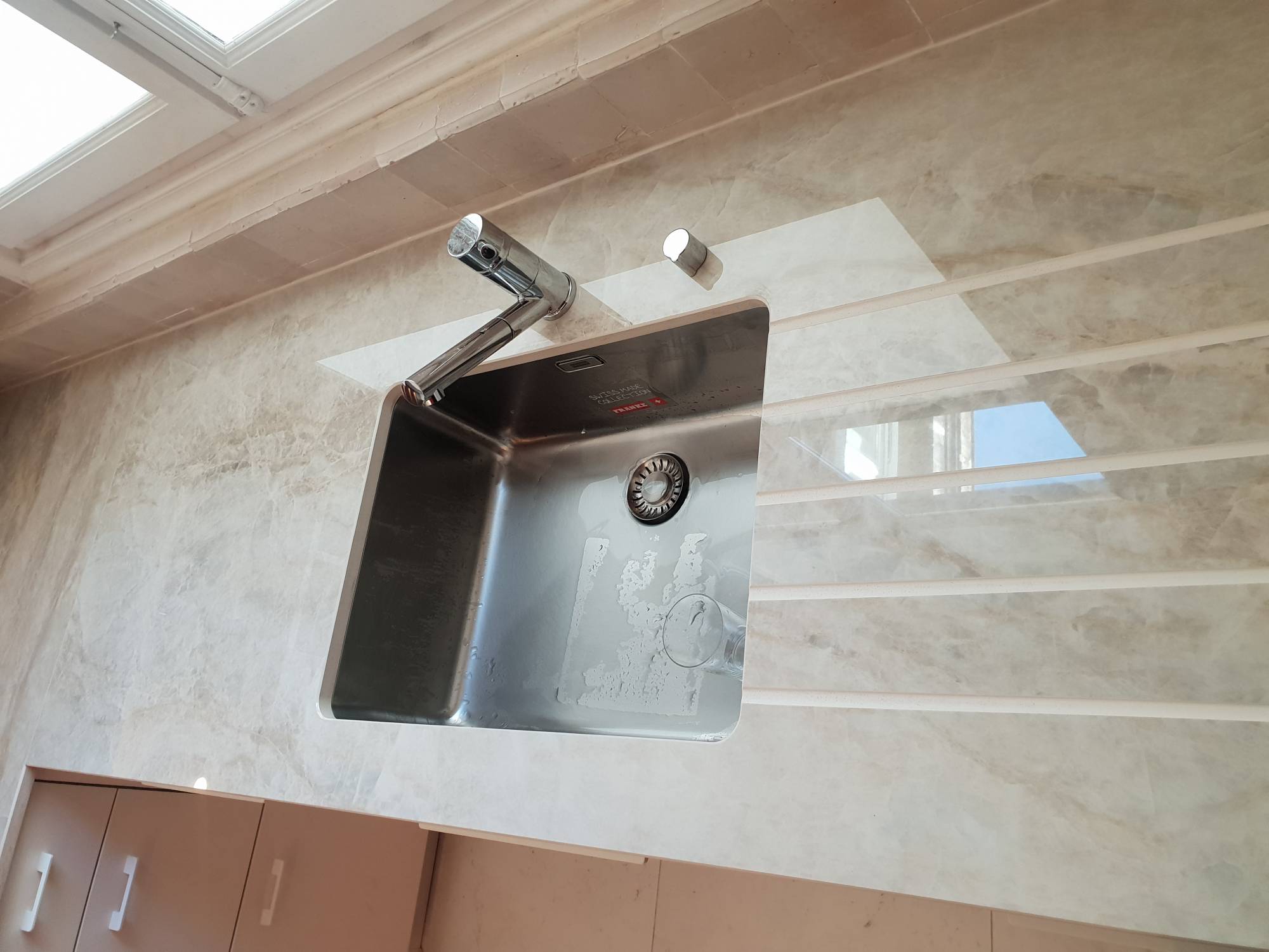 FAIRE UN RAINURAGE D EVIER DANS UN PLAN DE TRAVAIL EN CERAMIQUE POUR UNE CUISINE CONTEMORAINE A DAX 40