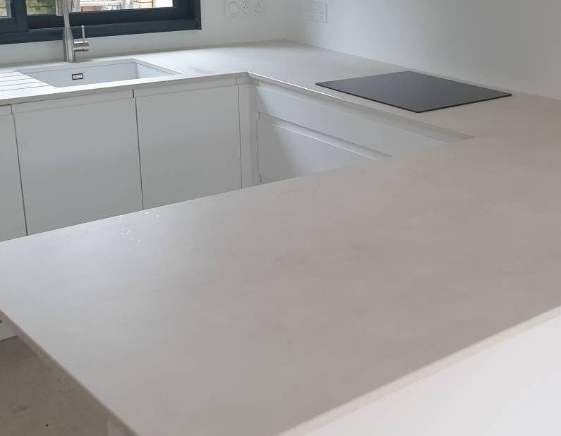 Plan de travail de cuisine sur mesure de couleur beige en Dekton Sandik installé par un marbrier près de Bordeaux 33